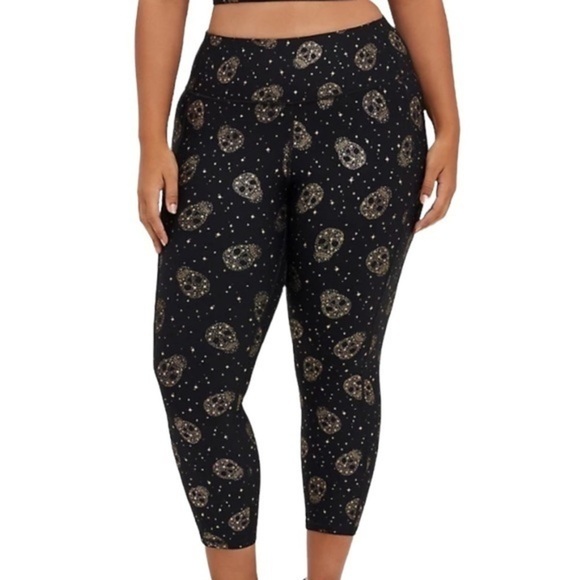 TORRID ACTIVE CROP LEGGING - PERFORMANCE CORE FOIL STAR & SKULL BLACK - Picture 1 of 8